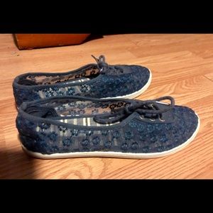 Fun and Airy Casual Sneakers - NEW